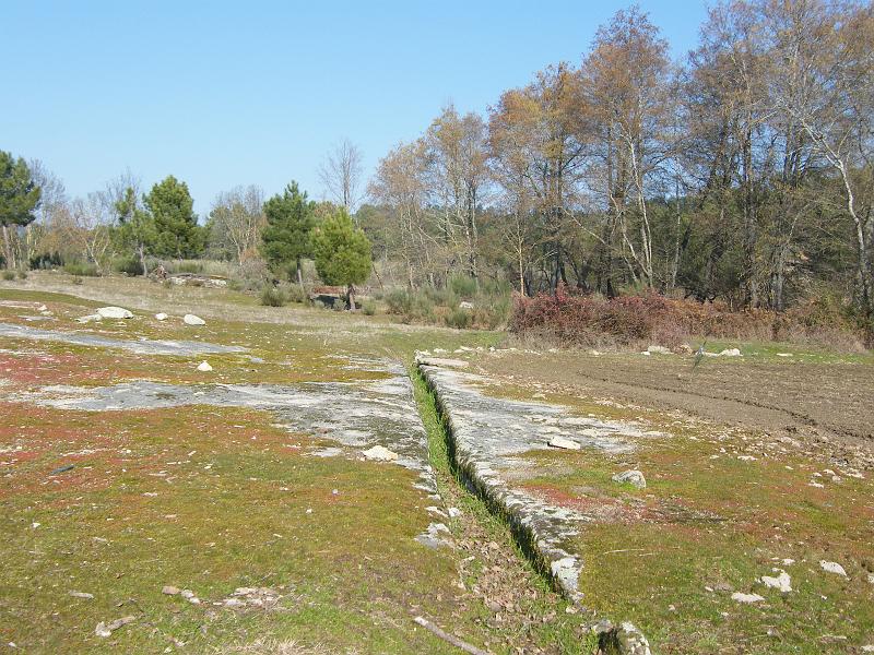 Aqueduto para regadio esculpido na rocha-Coitada.JPG